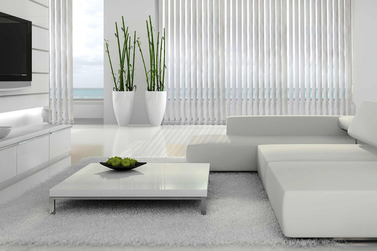 Salon moderne avec canapé, table basse et stores verticaux