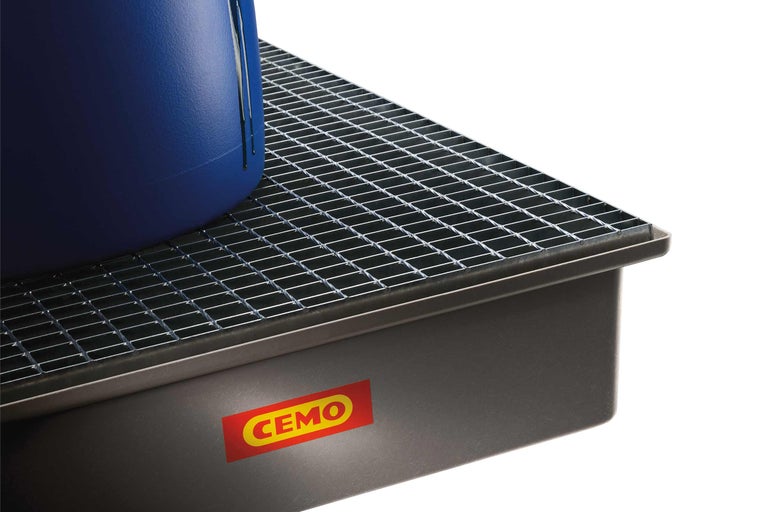 Logo Cemo sur bac de rétention avec caillebotis et récipient