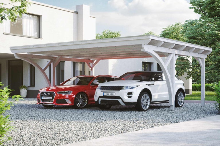 Doppelcarport aus Holz mit zwei geparkten Autos auf einem Kiesweg