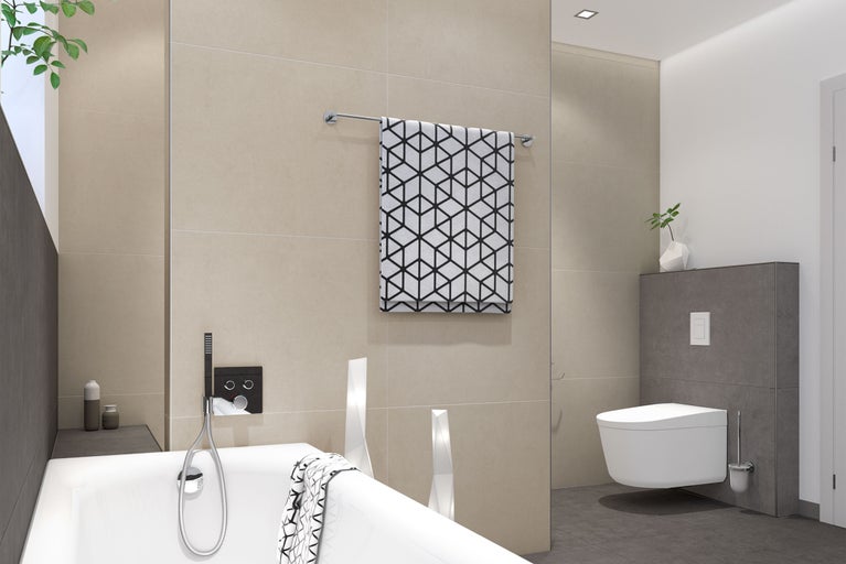 Salle de bains moderne avec baignoire, porte-serviettes et WC suspendu