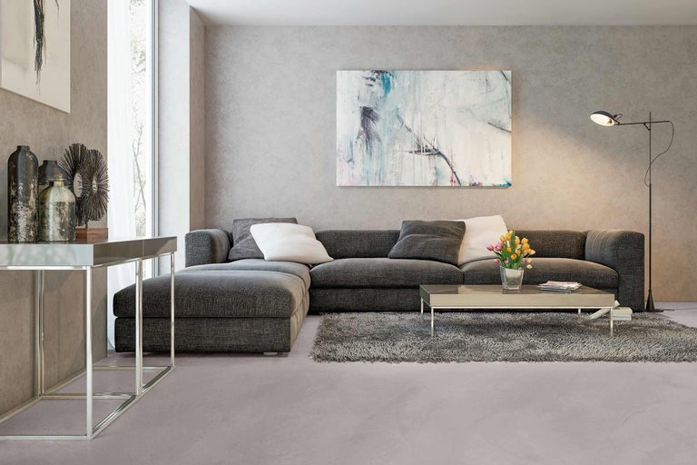 Salon avec canapé gris, tapis, table et décoration