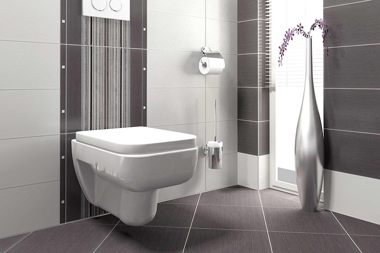 Salle de bains avec WC suspendu à fond creux, porte-papier toilette, brosse WC et carrelage au sol