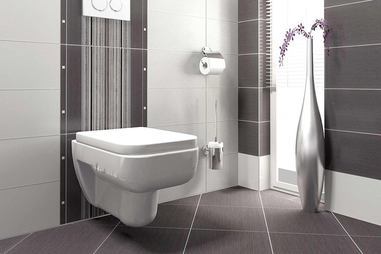 Salle de bains avec WC suspendu à fond creux, porte-papier toilette, brosse WC et carrelage au sol