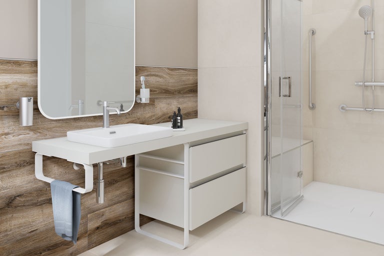 Salle de bain lumineuse avec lavabo, miroir et cabine de douche.