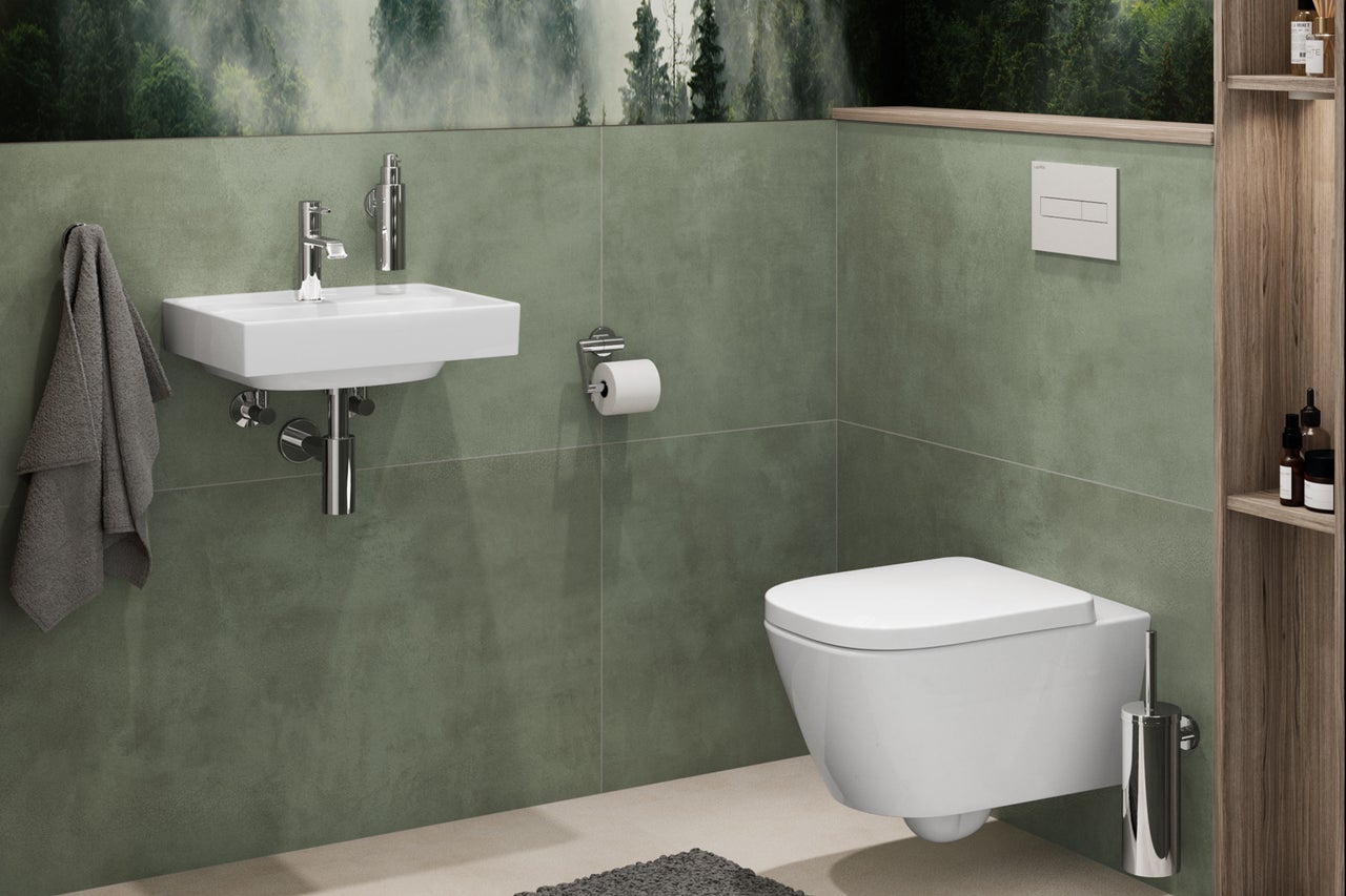 Salle de bain moderne avec lavabo, toilettes et éléments en bois
