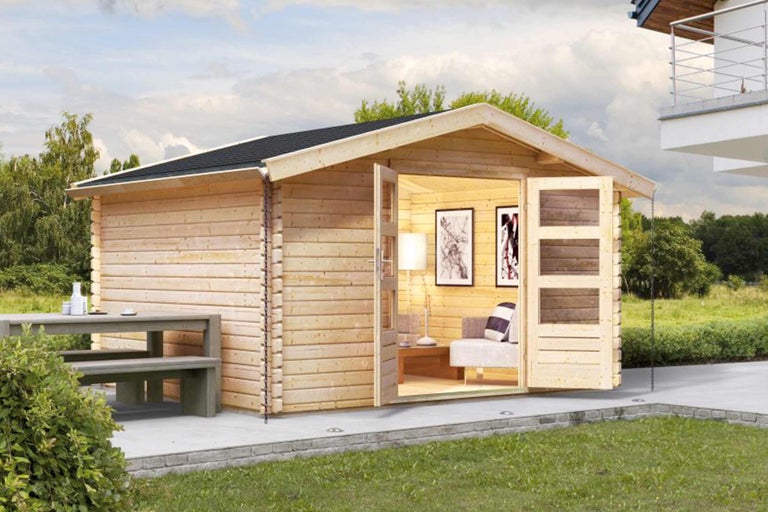 Holz Gartenhaus mit geöffneten Türen und Möbeln