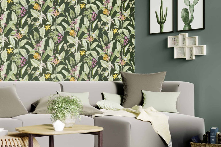 Wohnzimmer mit Sofa und botanischer Tapete mit Blättern, Blumen und Vögeln