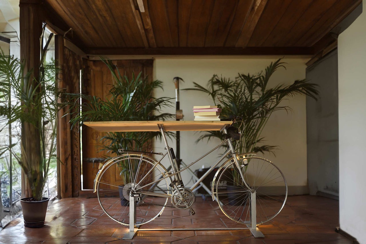 Bureau pour vélo avec plateau en bois dans un environnement lumineux et convivial