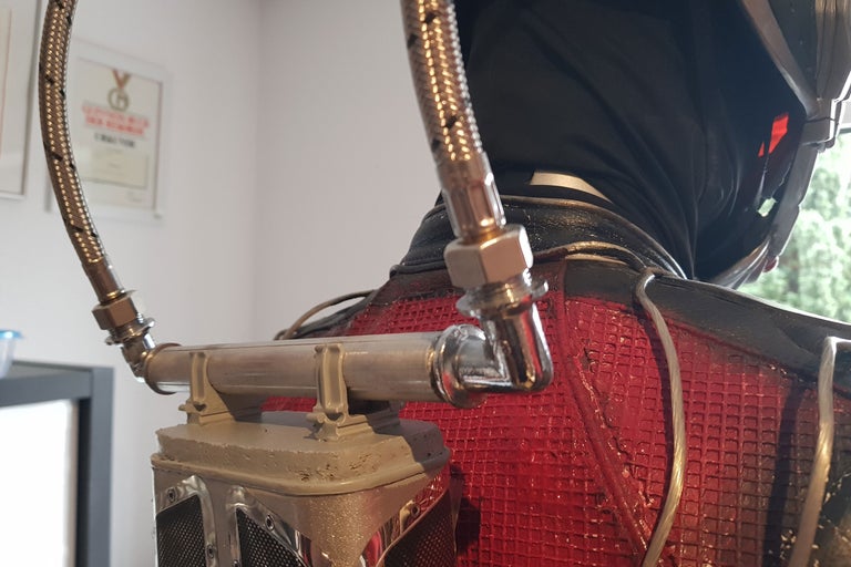 Detailansicht eines Kostüms mit Rohren und Verbindungsstücken
