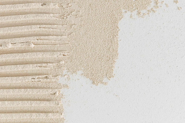 Enduit structuré avec motif rainuré