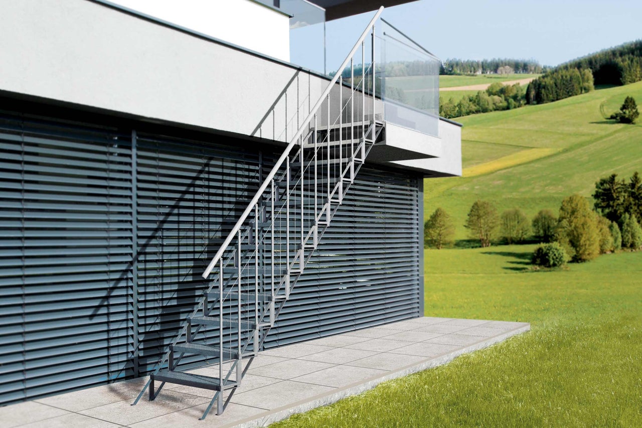 Escalier extérieur en métal avec rampe sur un bâtiment moderne