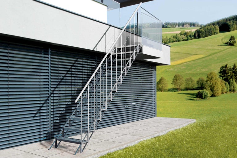 Aussentreppe aus Metall mit Geländer an einem modernen Gebäude