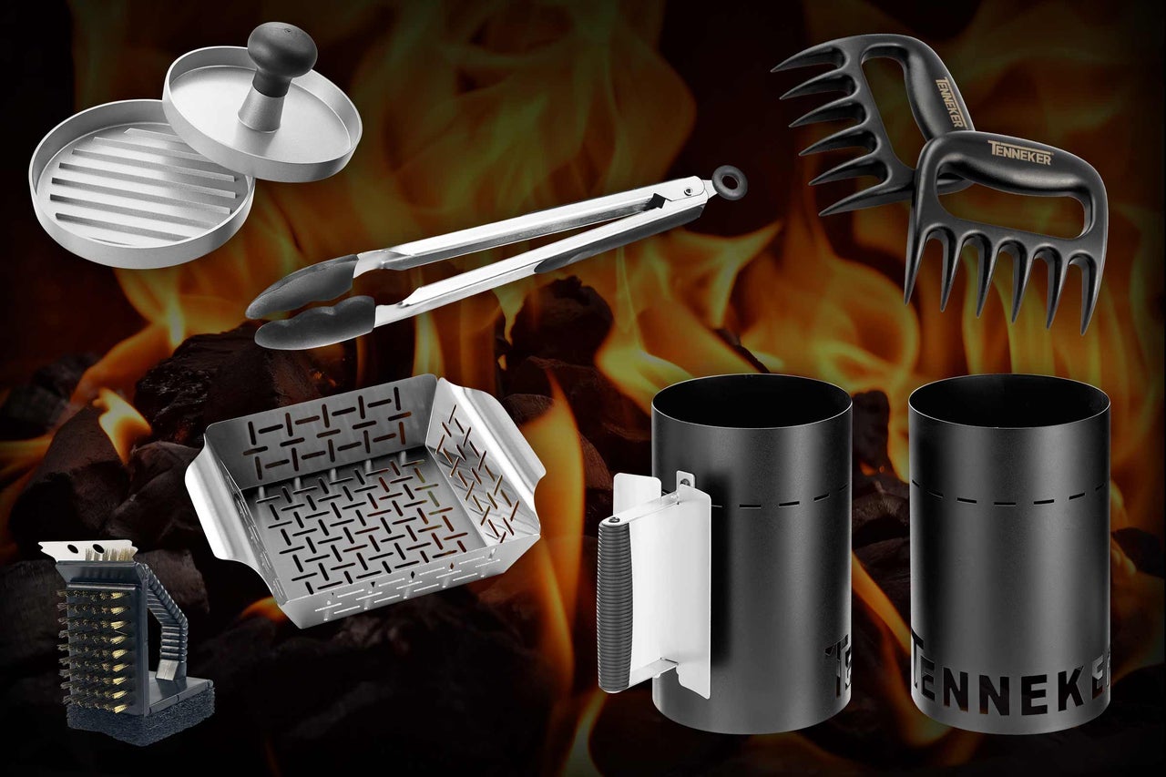Divers ustensiles de barbecue tels qu'une presse à hamburger, une pince de barbecue, des griffes à viande, un panier à griller, une brosse de nettoyage pour barbecue et une cheminée d'allumage pour charbon de bois sur fond de flammes.