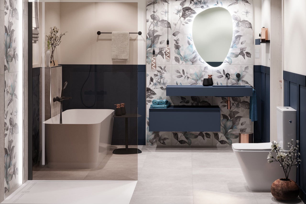 Modernes Badezimmer mit Badewanne, Waschtisch, Toilette und floralen Akzenten