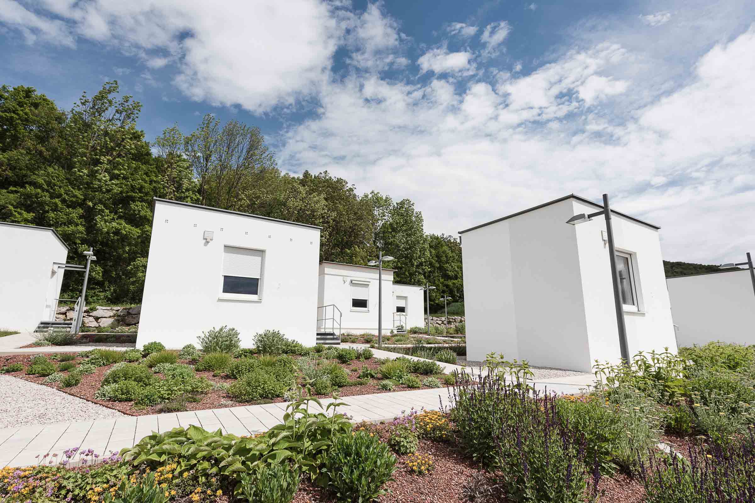 Plusieurs maisons modulaires blanches avec jardin