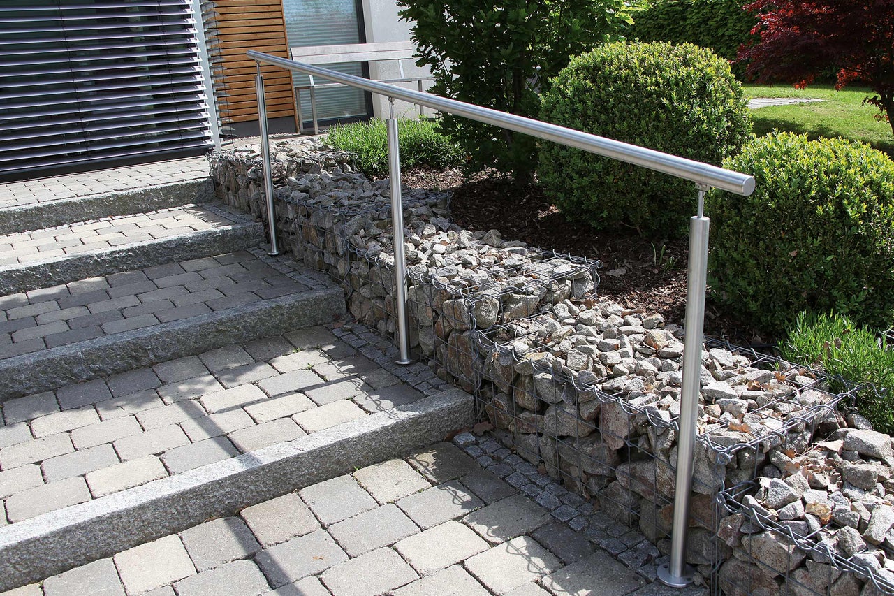 Escalier extérieur avec gabions et rampe en acier inoxydable