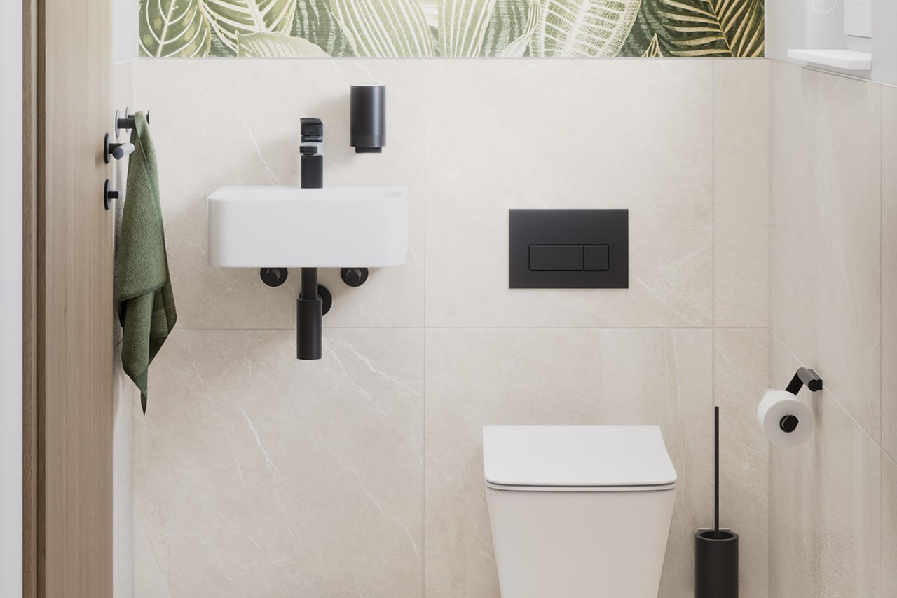 Badezimmer mit Waschbecken, Toilette und Zubehör