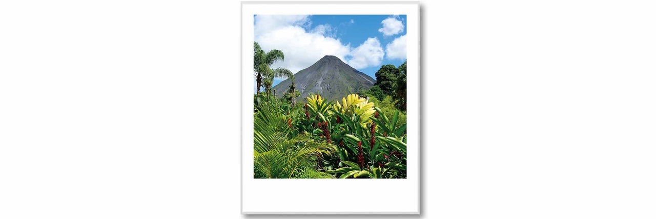 Image encadrée avec volcan et végétation tropicale