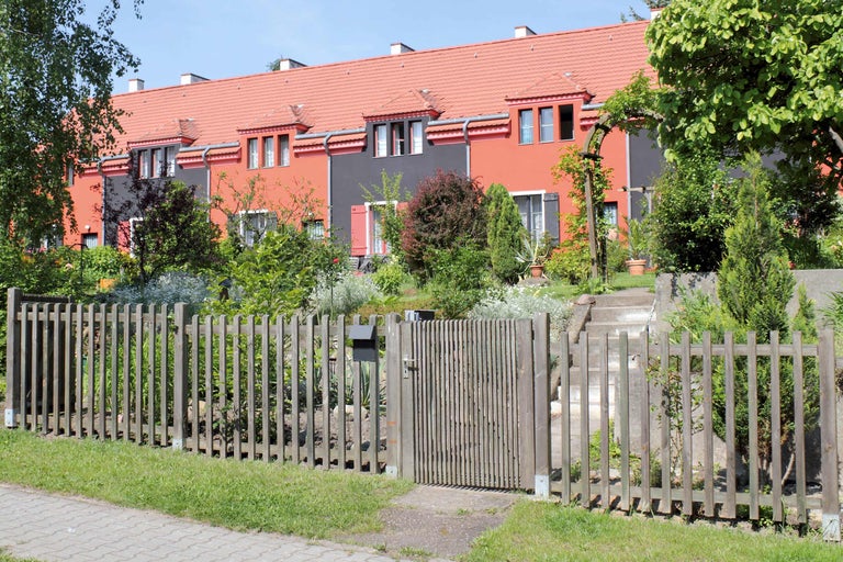 Maisons mitoyennes avec clôture en bois et jardins