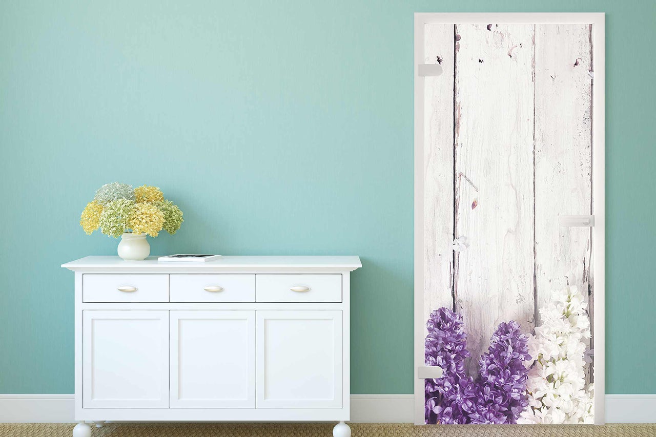 Scène avec une commode et une porte à motif floral