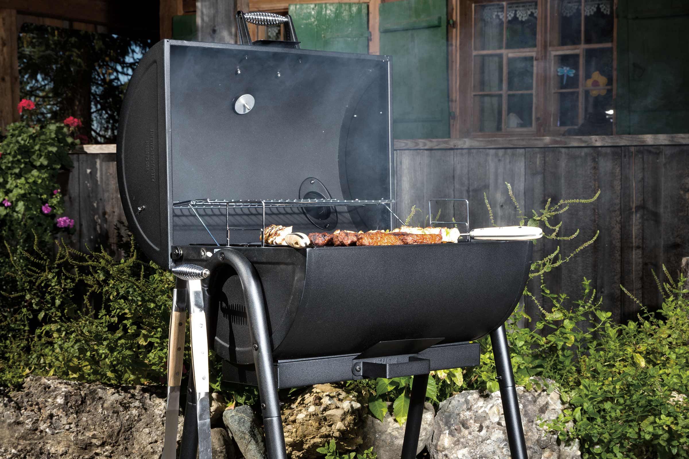 Barbecue avec des grillades à l'extérieur
