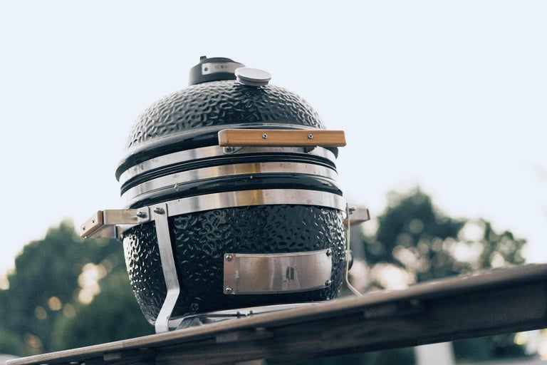 Grillades avec un barbecue en céramique