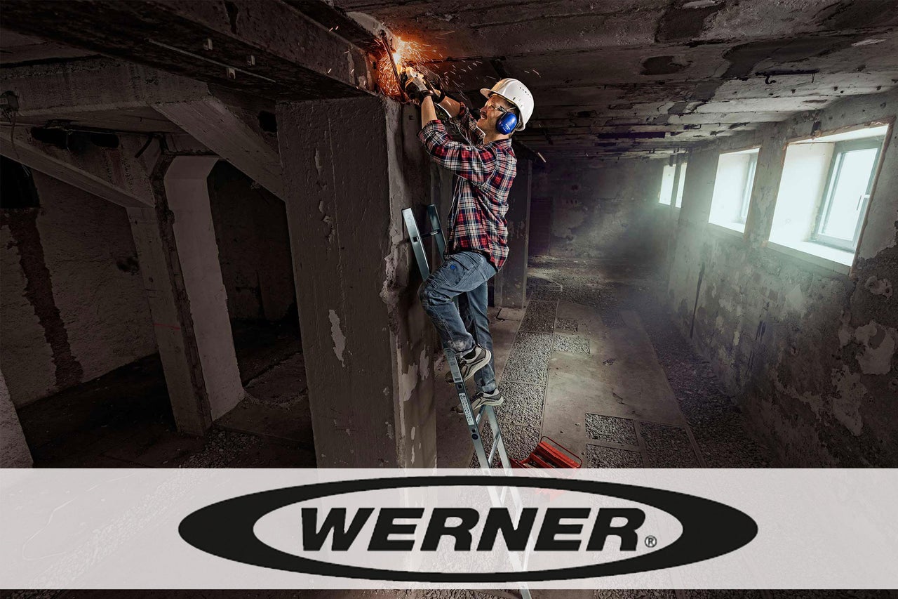 Artisan sur une échelle coupant du métal dans une cave. Logo Werner.