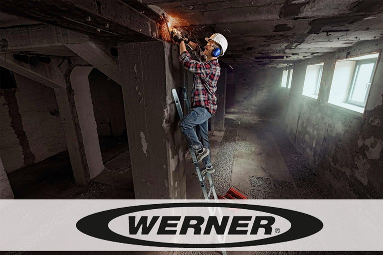 Artisan sur une échelle coupant du métal dans une cave. Logo Werner.