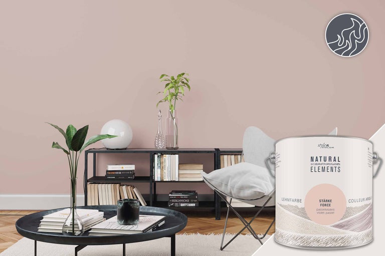 Salon avec étagères, chaise et un seau de peinture à l'argile