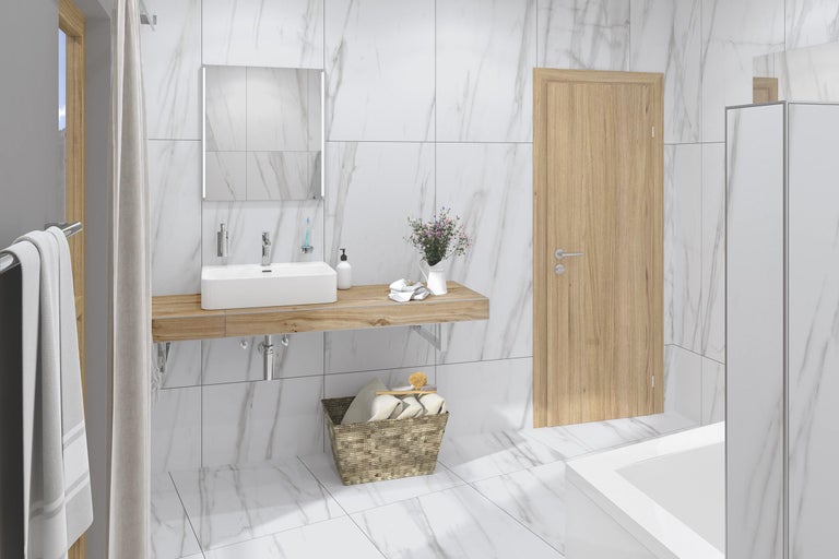 Salle de bain avec lavabo sur étagère en bois, miroir, porte et baignoire