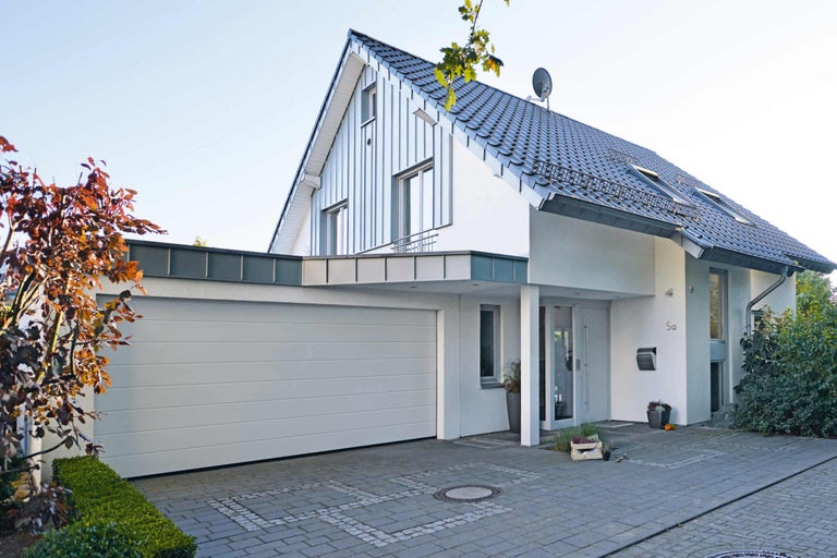 Maison individuelle moderne avec garage et allée pavée