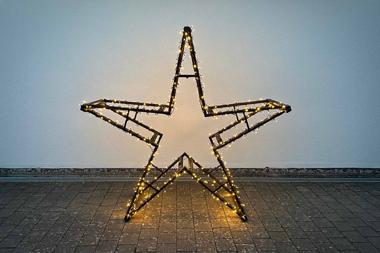 Dekorativer Stern mit Beleuchtung für den Aussenbereich