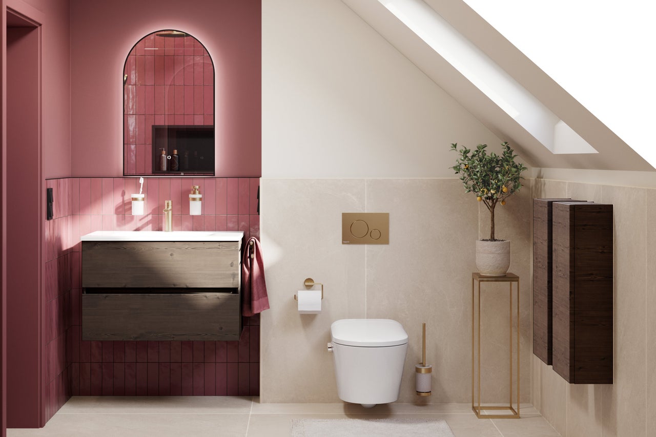 Salle de bains moderne avec toit en pente, meuble sous-vasque en bois, WC suspendu, robinetterie dorée et miroir cintré rétroéclairé.