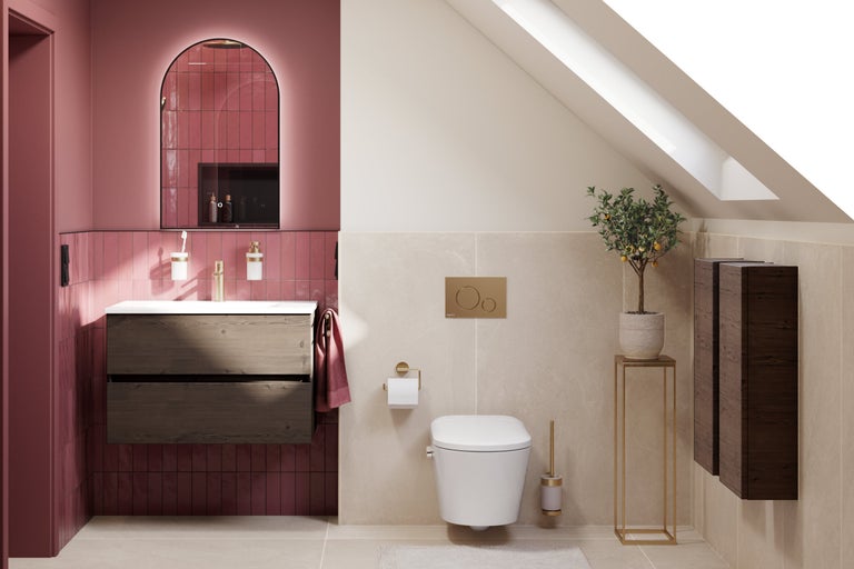 Salle de bains moderne avec toit en pente, meuble sous-vasque en bois, WC suspendu, robinetterie dorée et miroir cintré rétroéclairé.