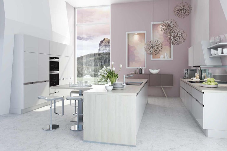 Helle Küche mit Kochinsel, Esstisch und modernen Pendelleuchten