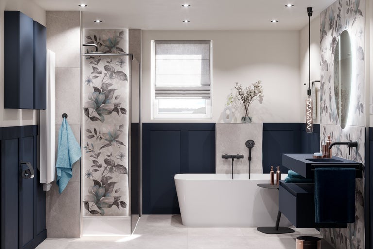 Salle de bain lumineuse avec baignoire, douche, lavabo et touches florales