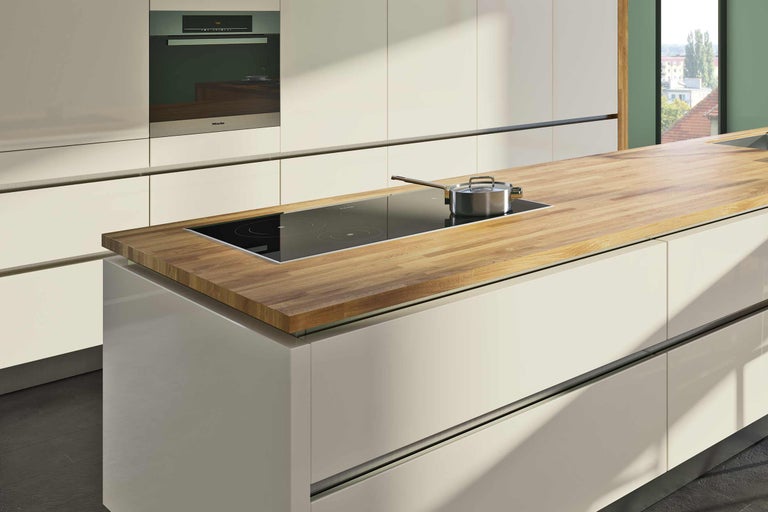 Kücheninsel mit Induktionskochfeld, Topf und eingebautem Miele Ofen