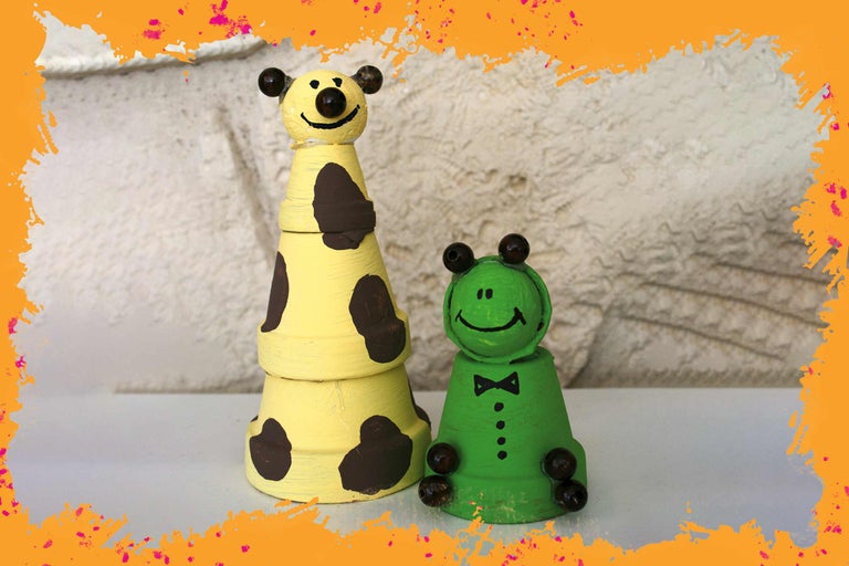 Figures de jardin décoratives faites de pots de fleurs peints