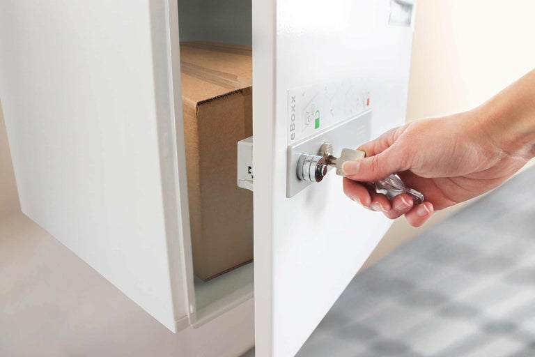 Paketbox mit Hand und Schlüssel zum Öffnen