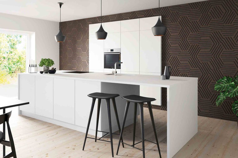 Cuisine d'habitation moderne avec îlot de cuisine, tabourets de bar et suspensions