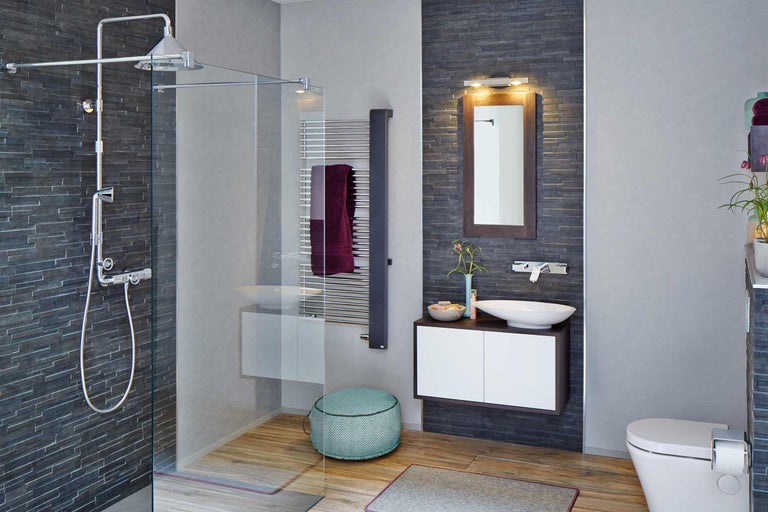 Modernes Badezimmer mit Dusche, Waschtisch und Handtuchwärmer