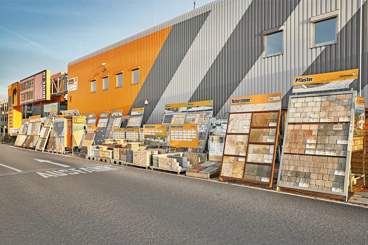 Exposition de pavés, de pierres naturelles et de systèmes de murs à l'extérieur de Hornbach.