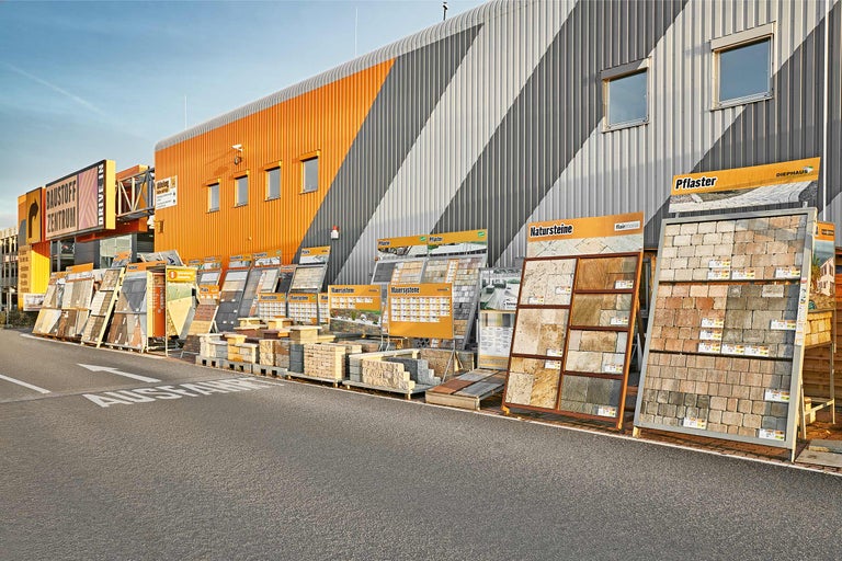 Exposition de pavés, de pierres naturelles et de systèmes de murs à l'extérieur de Hornbach.