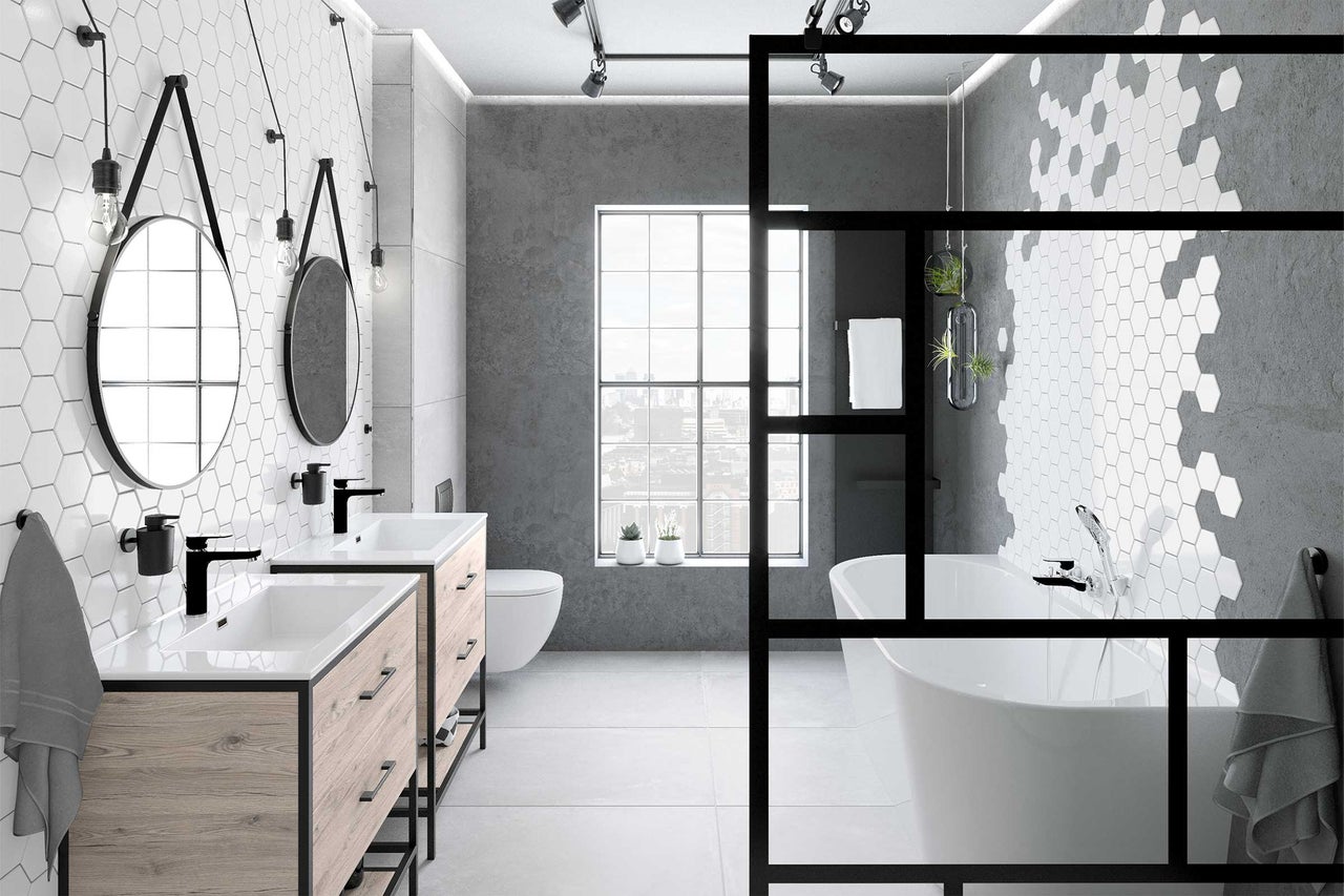 Salle de bains avec meuble-lavabo double, baignoire îlot et carrelage hexagonal