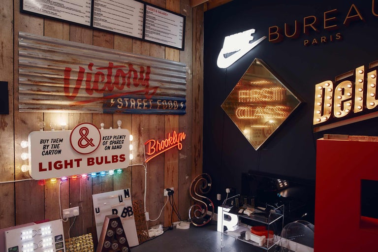 Innenraumansicht mit dekorativen Leuchtreklamen und Schildern