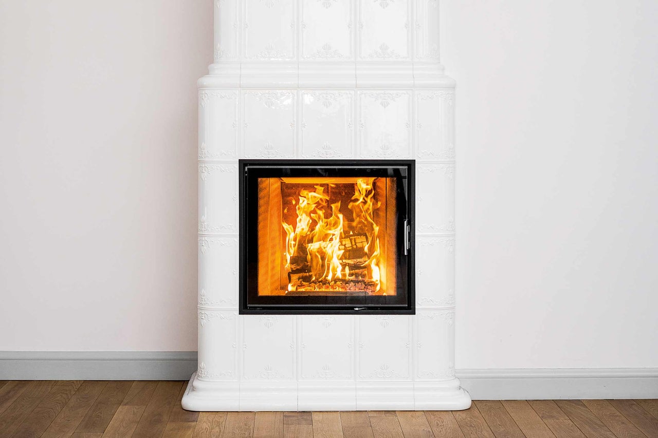 Poêle de cheminée avec bois de chauffage derrière une vitre