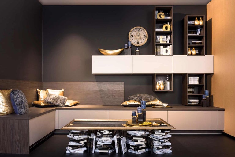 Wohnzimmer mit Bücherregalen, Wanduhr und dekorativem Tisch