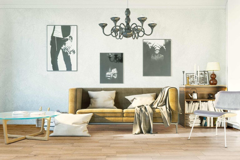 Wohnzimmer mit Sofa, Couchtisch, Bücherregal und Stuhl in heller, organisierter Atmosphäre.