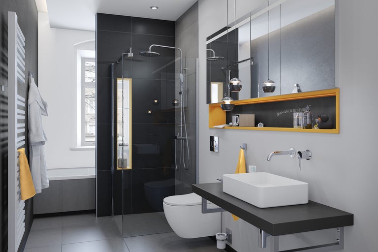 Helles Badezimmer mit Dusche, Toilette, Waschbecken und Handtuchwärmer