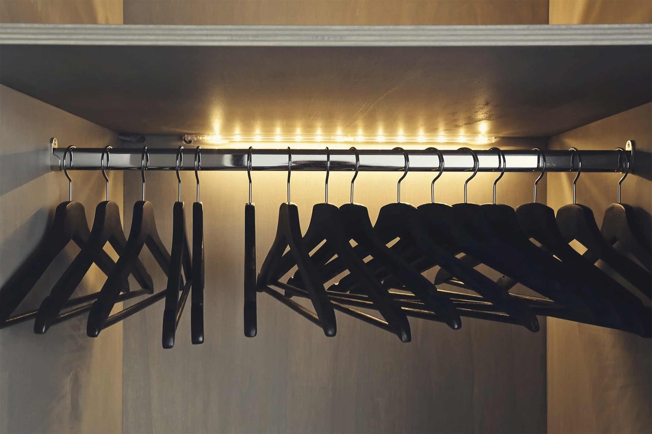 Armoire avec cintres et éclairage LED